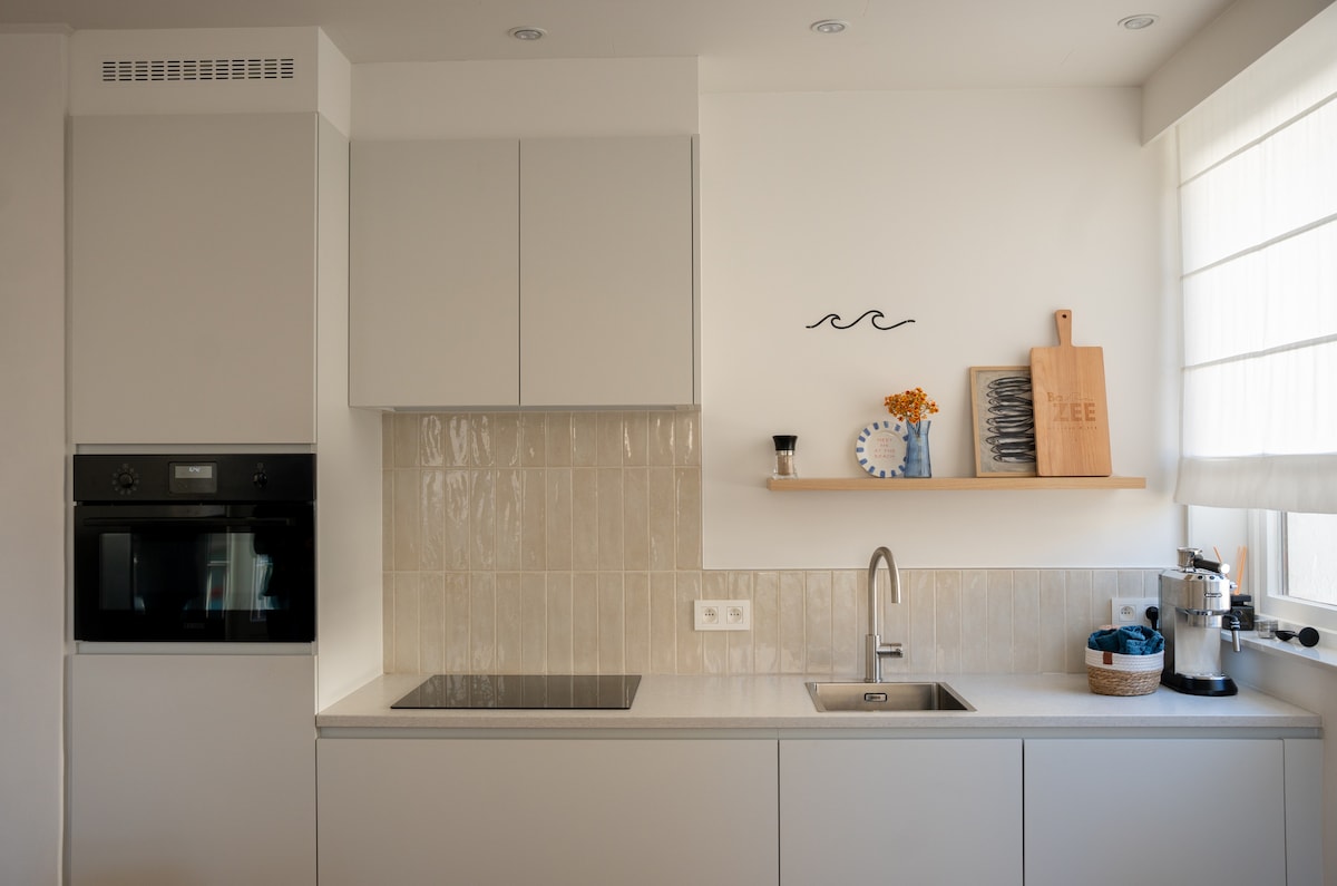 Zithoek vanuit een andere hoek met eikenhouten dressoir