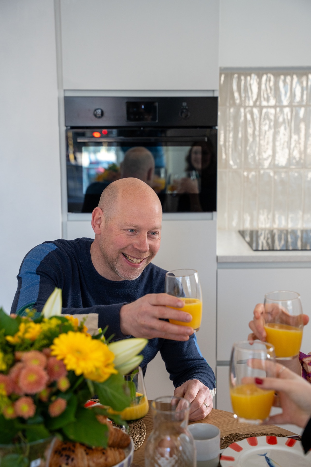 Sfeerlampje van rotan op nachtkastje